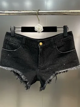 Весна/лето 2023, Ультракороткие джинсовые шорты в стиле пикантной девушки с меховой опушкой, с одной пуговицей, с бриллиантами, Тренд